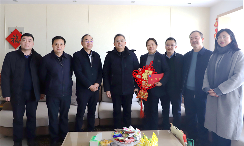 黄甲平慰问创世红海劳模刘玉兰_副本.jpg